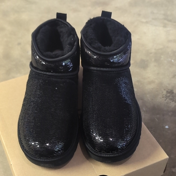 UGG with Classic Ultra Mini Mirror Ball - Picture 2 of 8